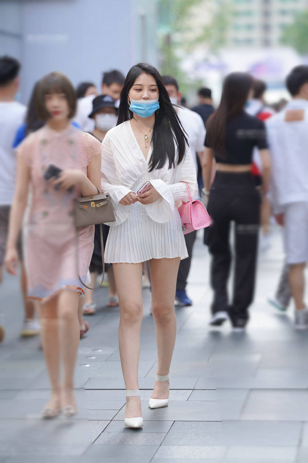 高跟鞋 街拍：牛仔裤只要用心去选择和搭配，总能将自己的魅力展现出来