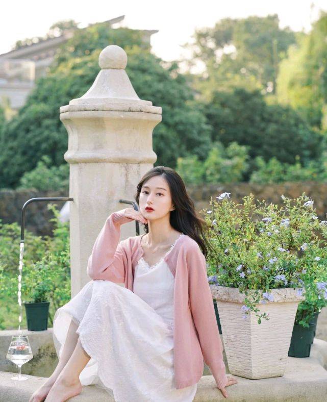 服装 爱美的女人没有年龄界限，只要会穿衣搭配，照样可以美得肆无忌惮
