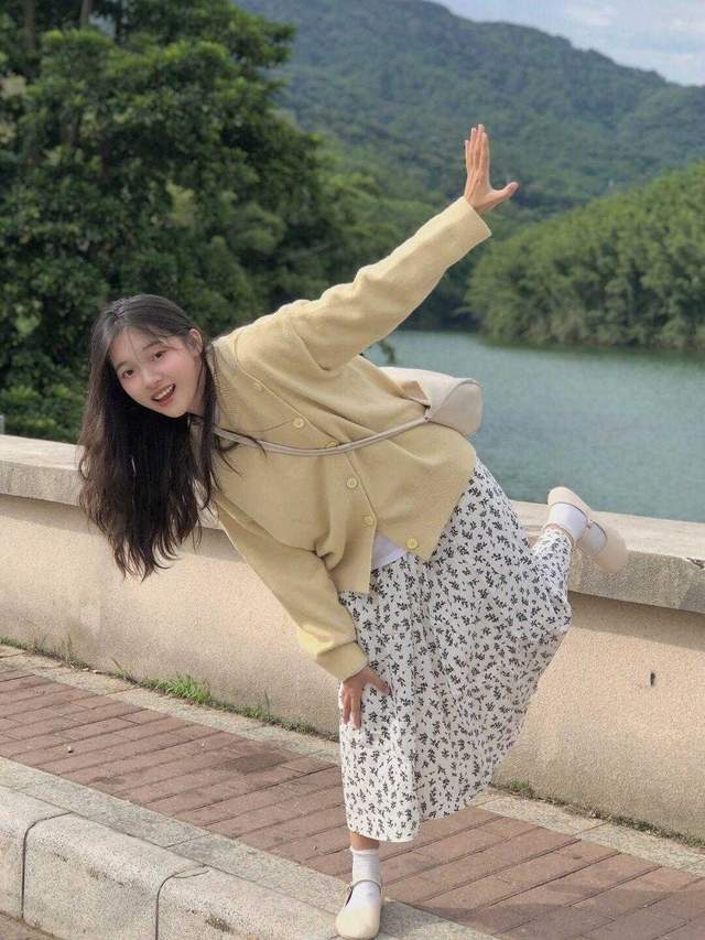 毛衣 秋季，小个子怎么穿才好看？驼色外套搭配白色半身裙，高级又洋气