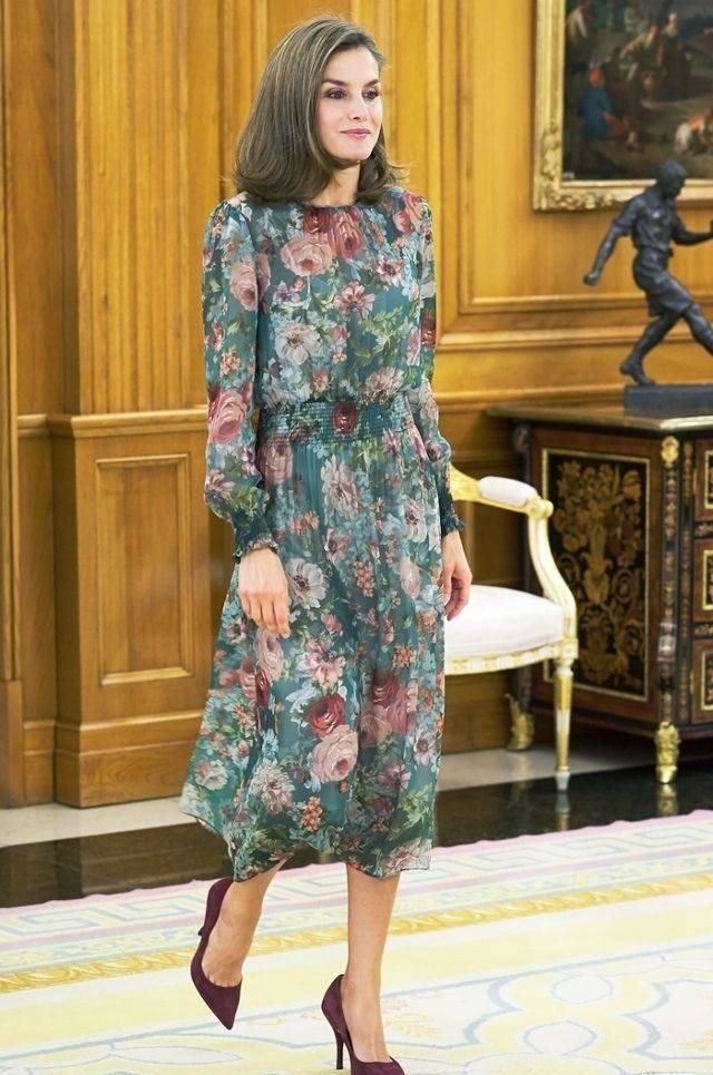 颜色 50+女人秋天少穿黑白灰，学西班牙王后穿这几种色，美成人群焦点