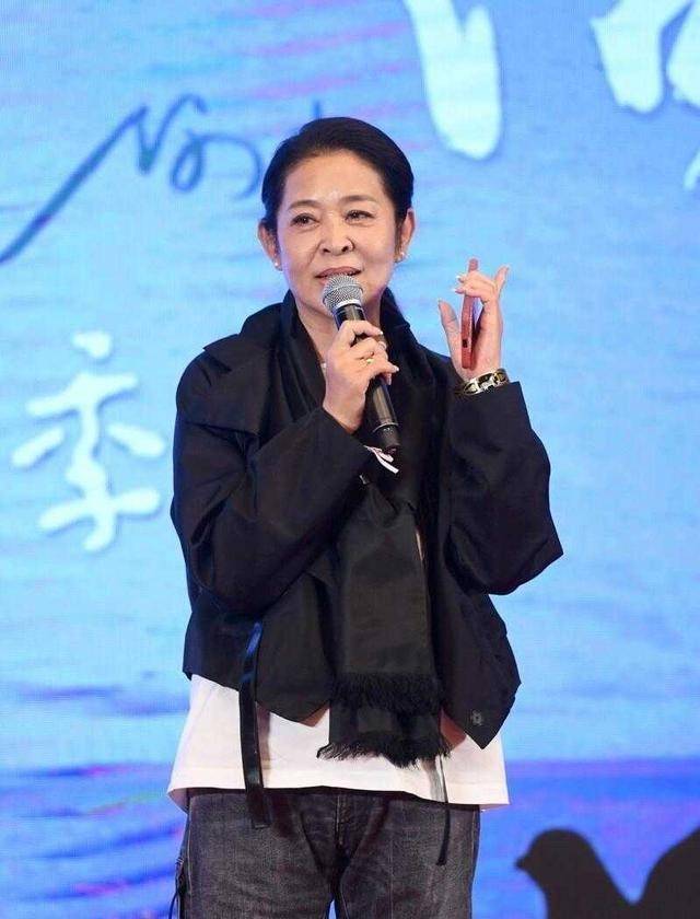 身材 倪萍瘦了后变洋气了！穿卡其色风衣配小皮鞋，看似简单却很高级