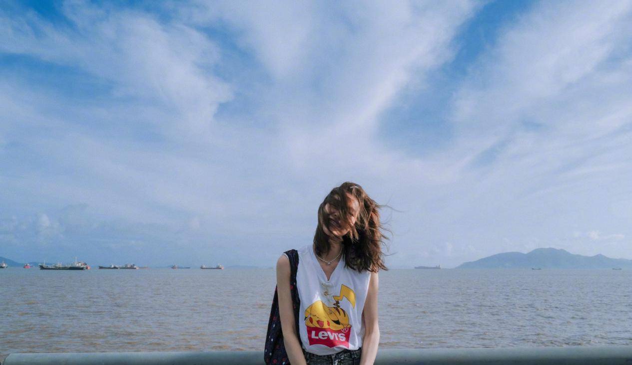 张梓琳 刘雯携张梓琳参加闺蜜婚礼，穿马甲配半身裙，超模同框似选美现场