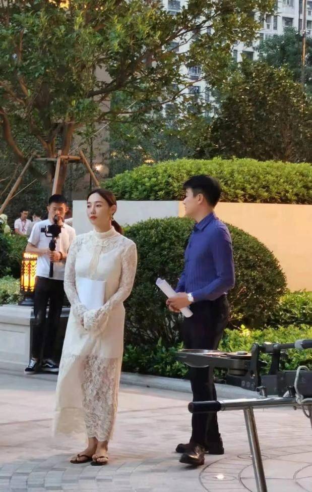 颜色 在街头拍到白百何,这才是现实中的妇女样,130斤身型胖的真实!