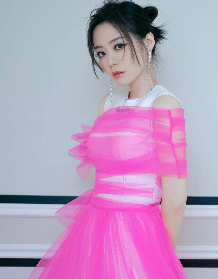 身姿 同穿一字肩轻纱长裙，林心如尽显优雅大气，张靓颖却是少女感爆棚