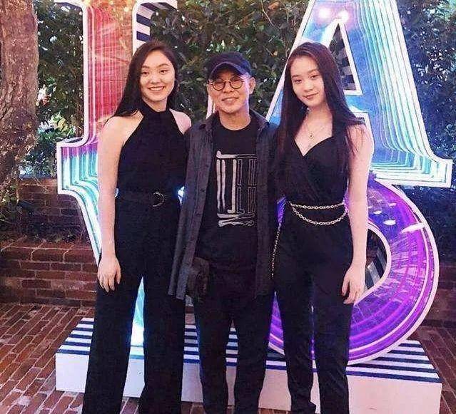 黑色 李连杰妻子奔六年纪风韵不减，一身黑也难掩曲线美，天生美挡不住