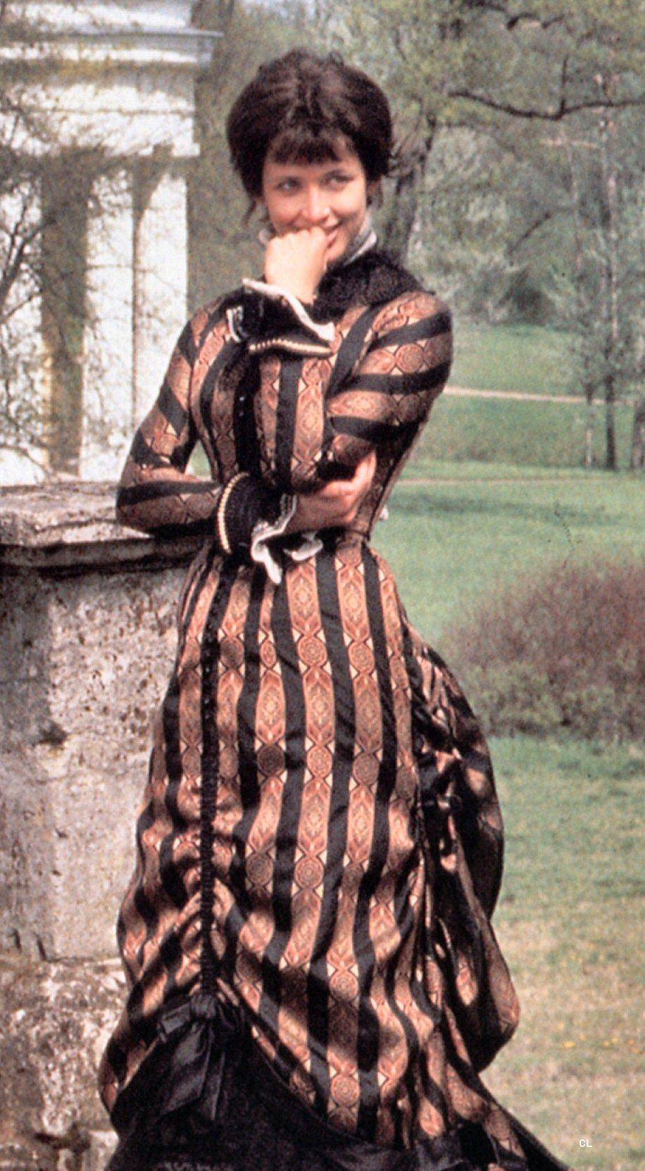 巴斯尔 欧洲古典服饰|这6部电影里有最好看的巴斯尔裙