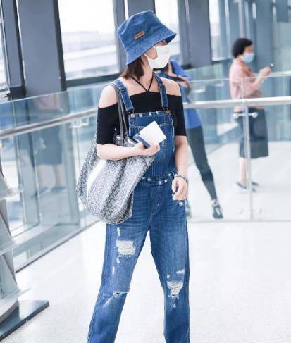 布鞋 何超莲窦骁手牵手出镜，男才女貌很登对，穿百元国货布鞋真低调