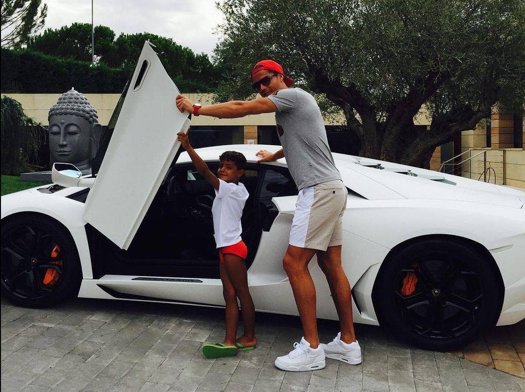 C罗开新车到曼联训练保镖护卫！名车收藏曝光，最贵一辆价值850万_搜狐网, image size:1080x807