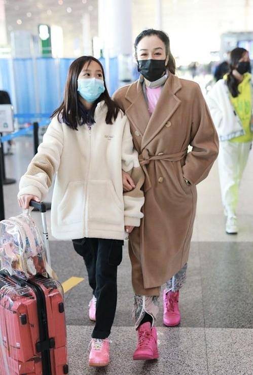 身材 钟丽缇真不显老，驼色大衣配印花裤，50岁穿得比女儿还要潮