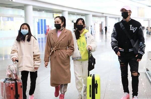 身材 钟丽缇真不显老，驼色大衣配印花裤，50岁穿得比女儿还要潮