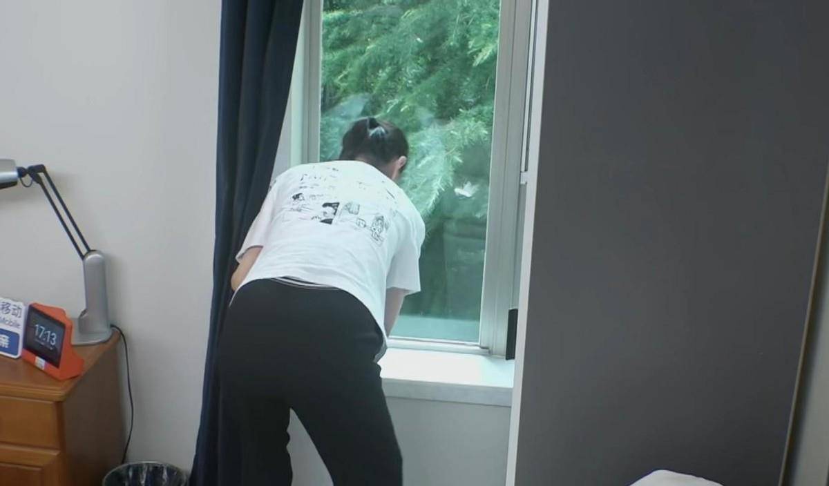 黑色 刘雪华独居生活让人羡慕，私下穿着朴素随性，但素颜状态暴露年龄