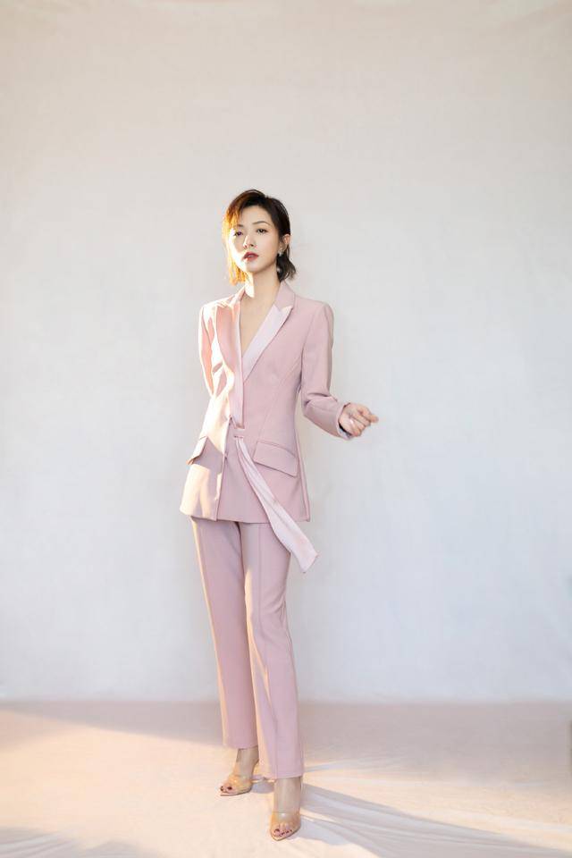 整体 真佩服万茜的气质！明明穿了粉色西服套装，但是却霸气得不得了