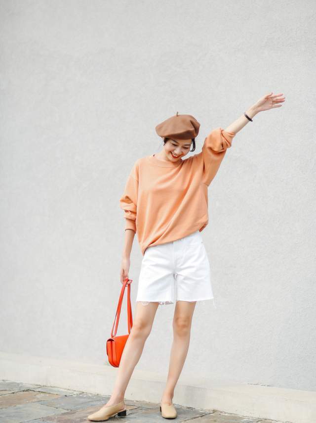 卫衣 如何穿出青春的少女感?配对颜色很重要,让你显得高级又上档次