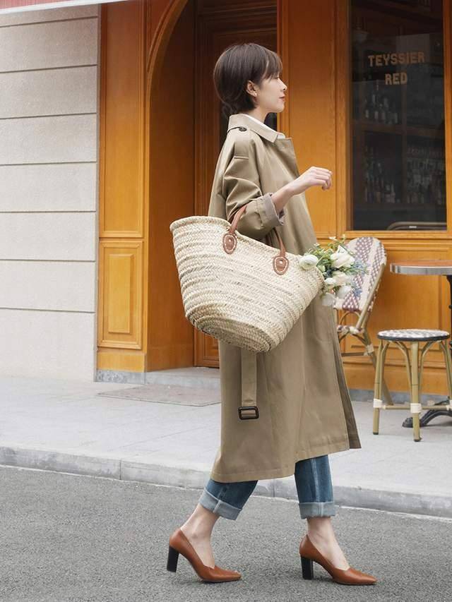 条纹 你会风衣搭配牛仔裤穿吗？内搭浅蓝色衬衫又飒又美，高级又洋气