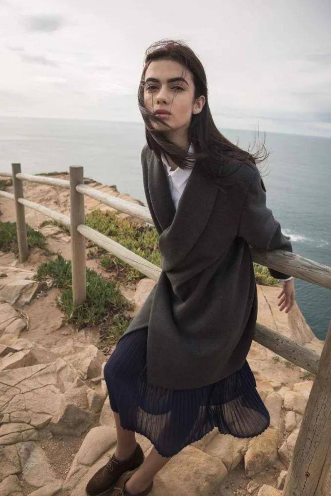 网友 女明星红毯造型少不了它？网友：论优雅，还得是Armani的设计！