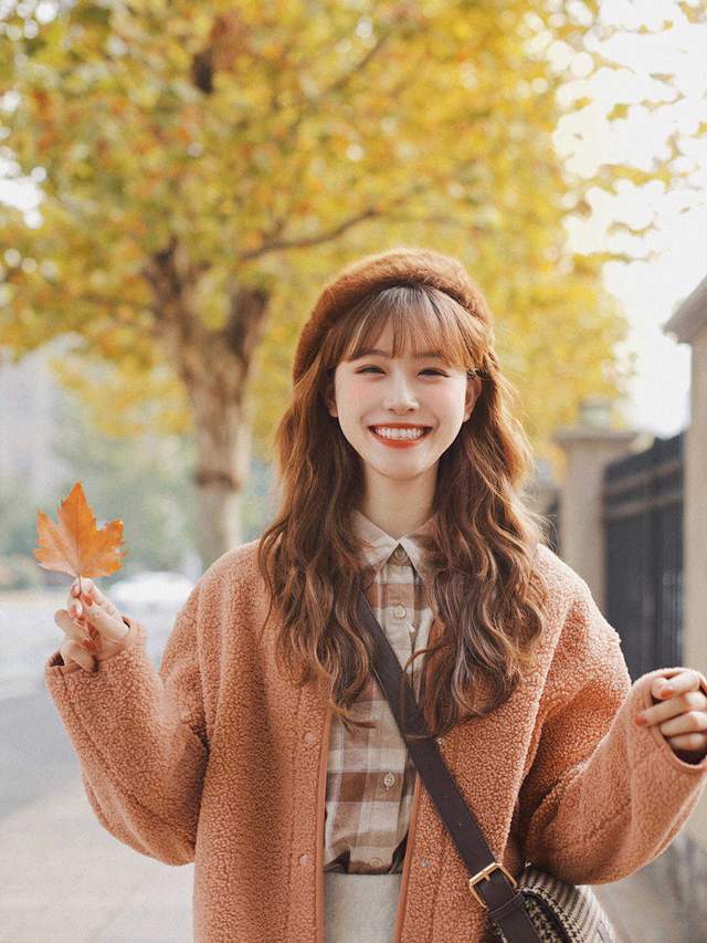 毛衣 秋季，小个子怎么穿才好看？驼色外套搭配白色半身裙，高级又洋气