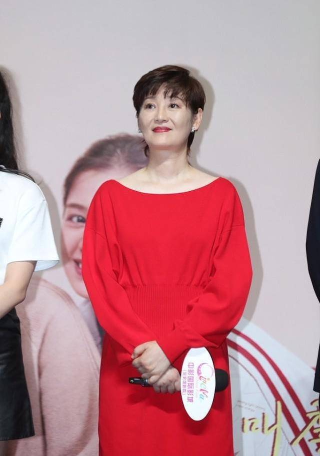 颜色 徐帆穿裙装原来这么美，大红束腰裙搭配小白鞋，腿比张婧怡的还细