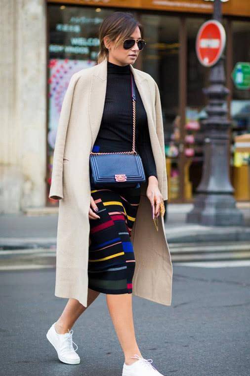 条纹 韩雪穿了件驼色大衣，配条纹长裙，脚上穿红色的靴子有年味！