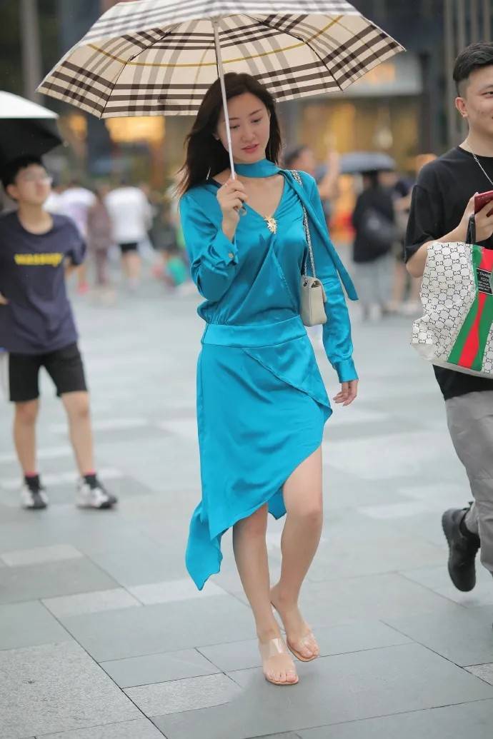 服装 时髦养眼的穿搭风格,展现优雅又清新的气息,蕴藏别样魅力