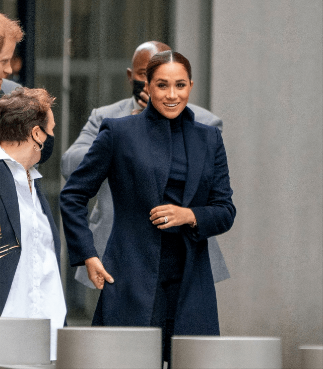 MaxMara 梅根重回高光时刻！换成驼色大衣好高贵，27度的天气穿冬装遭嘲笑