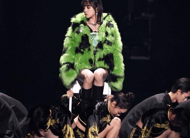 设计 宋雨琦反季节穿搭太猛了,大夏天穿貂配长靴,看着就很热