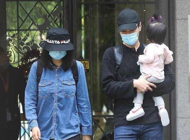 黑色 40岁高圆圆产后身材难恢复！穿牛仔衣太显水桶腰，女神惨变路人