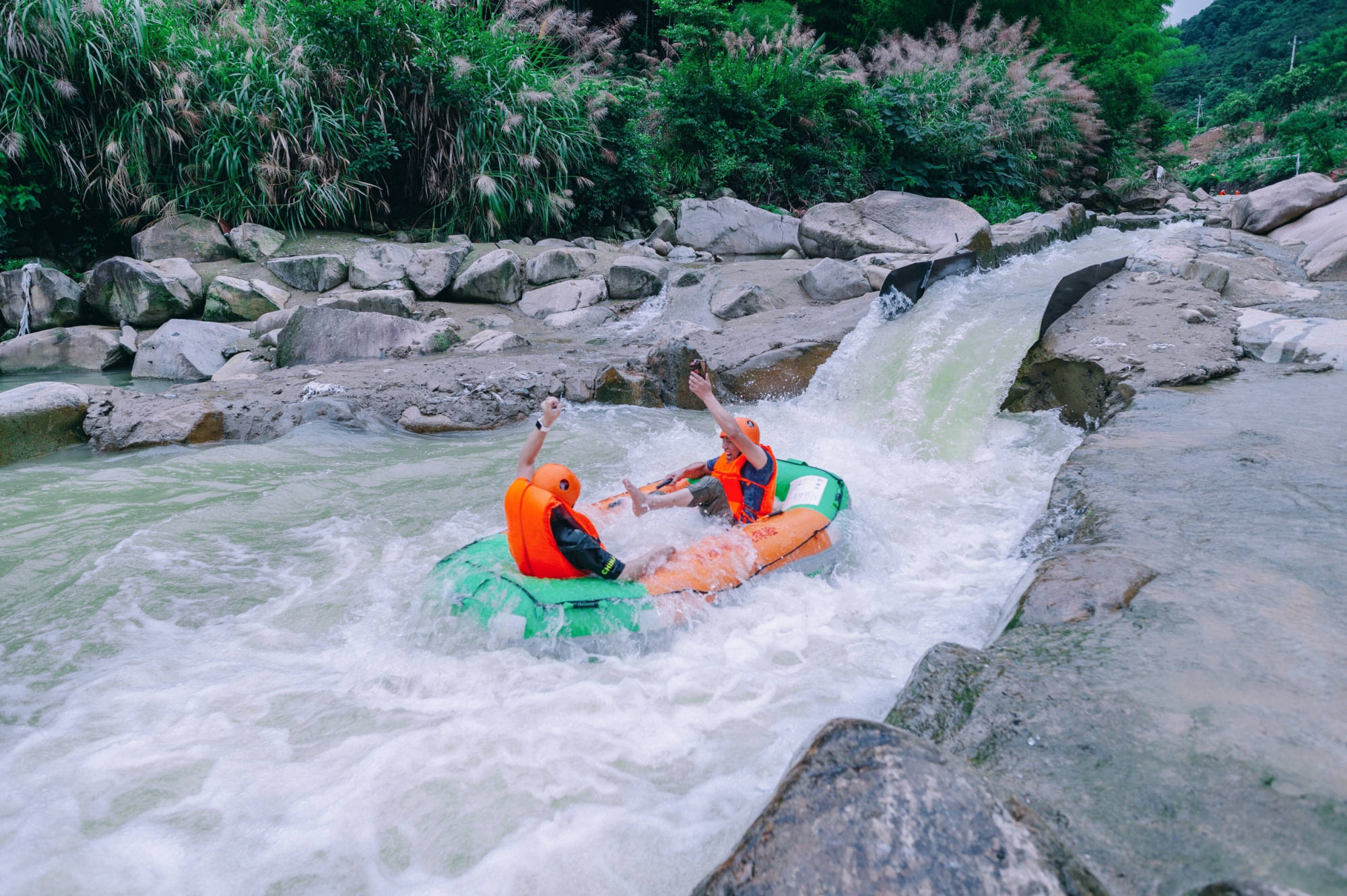 原创江浙沪最刺激的漂流就在桐庐全程长达10公里被誉为华东第一漂