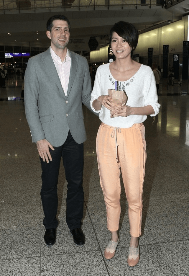 身形 梁咏琪快1米8的身高真加分，长针织衫配阔腿裤，身形看着挺高级