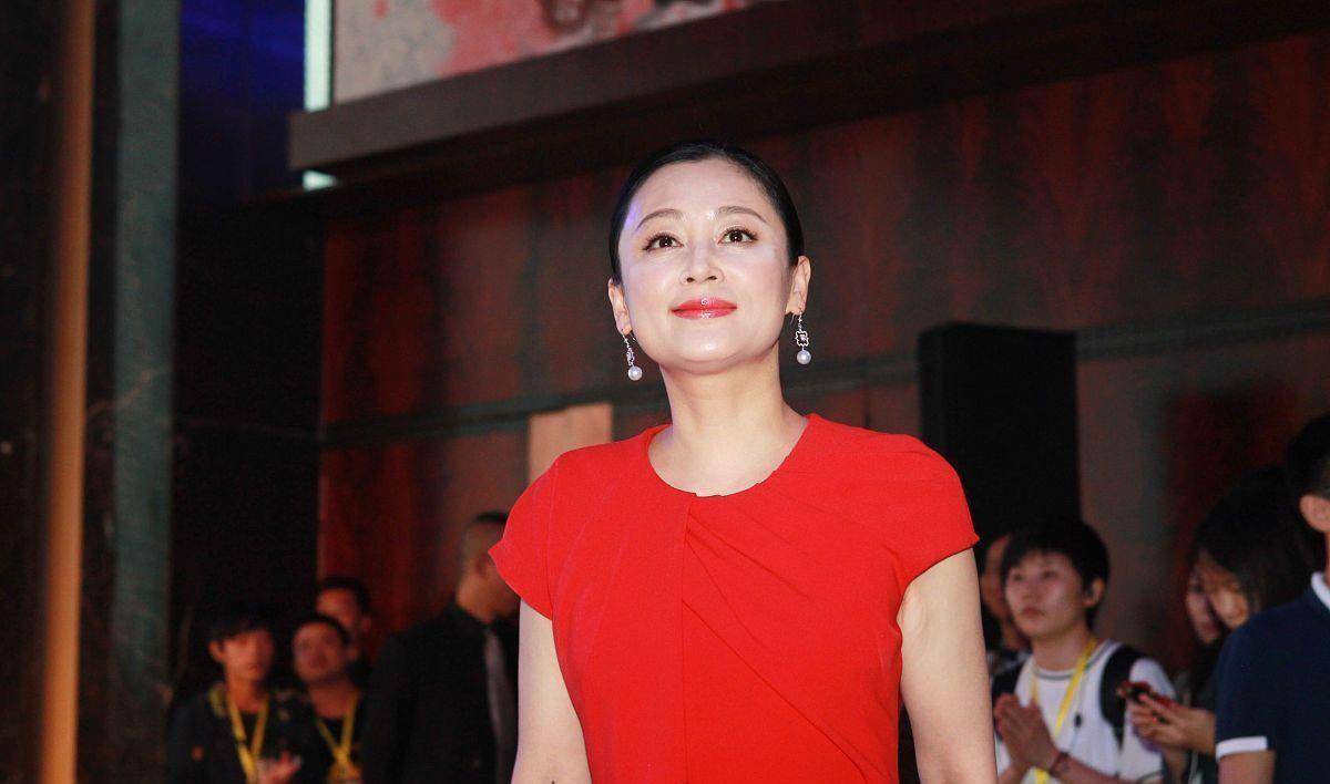 显得 陈红的颜值还是这么高，穿大红裙也不土，无修图看着嫩嫩的