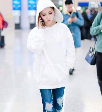 看法 邓紫棋丢掉紧身皮裤，却穿上了最普通的它，看到双腿时网友笑了？