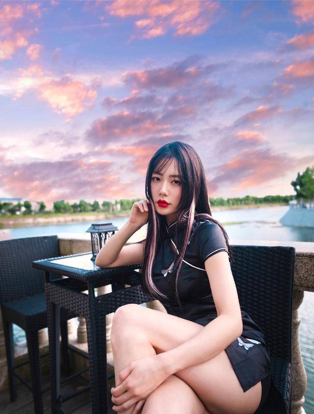 身材 “亚洲第一美”克拉拉，一袭短旗袍穿出尤物身材，凹凸曲线藏不住