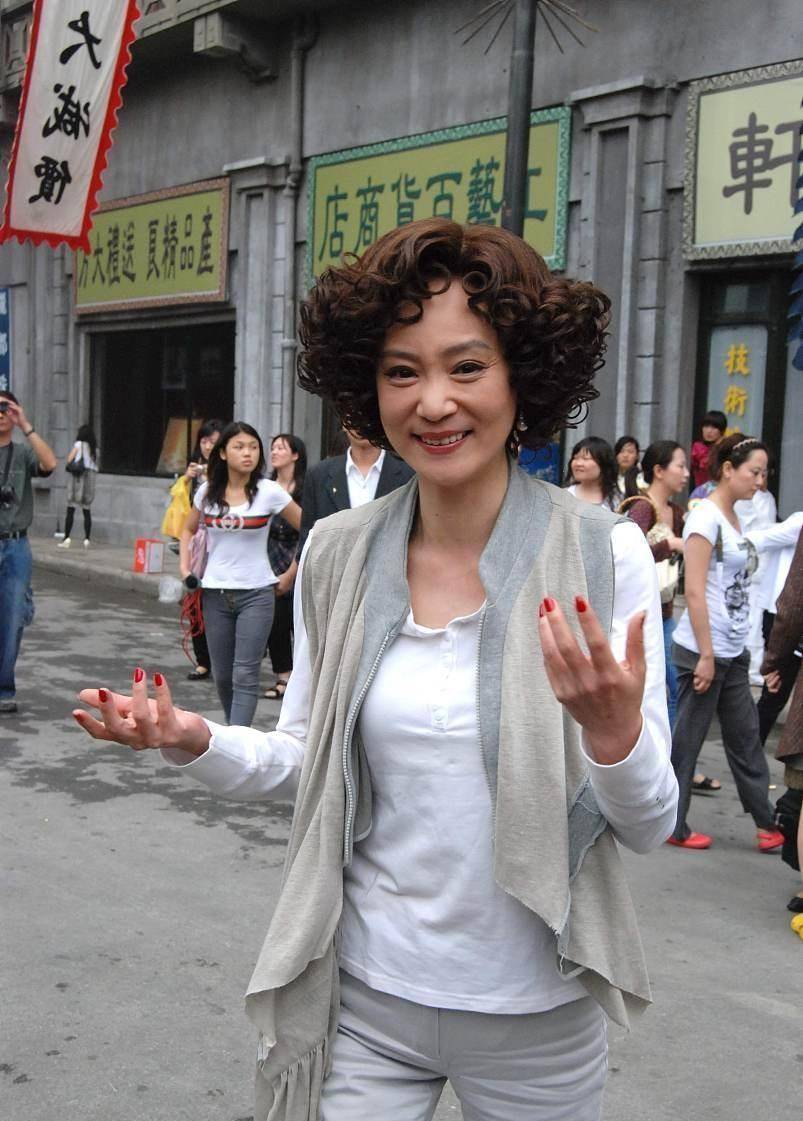 黑色 刘雪华独居生活让人羡慕，私下穿着朴素随性，但素颜状态暴露年龄