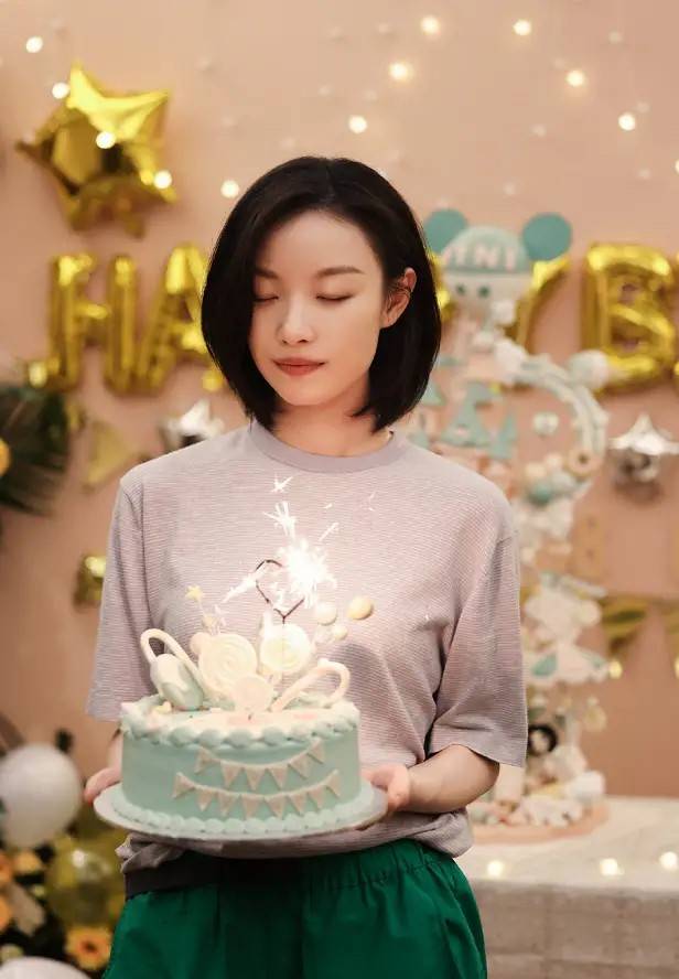 有度 倪妮是妥妥的“高级穿搭”典范，T恤配墨绿色短裤，清爽又高级
