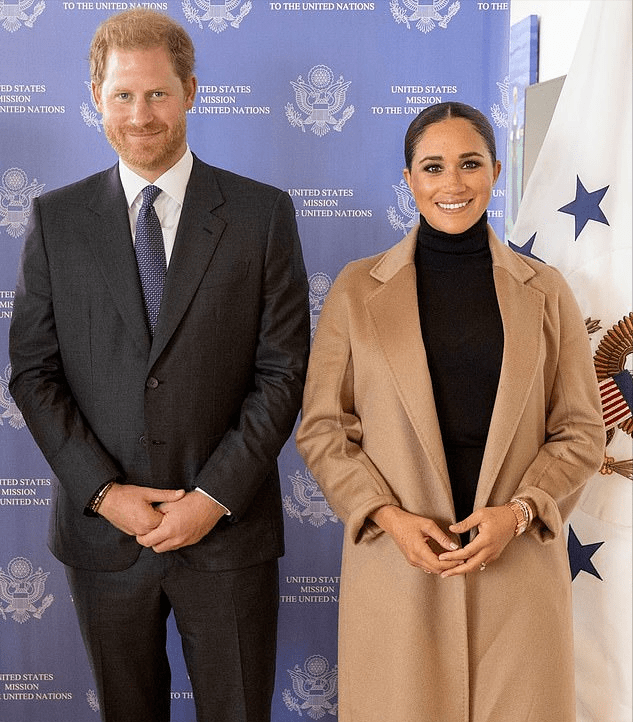 MaxMara 梅根重回高光时刻！换成驼色大衣好高贵，27度的天气穿冬装遭嘲笑