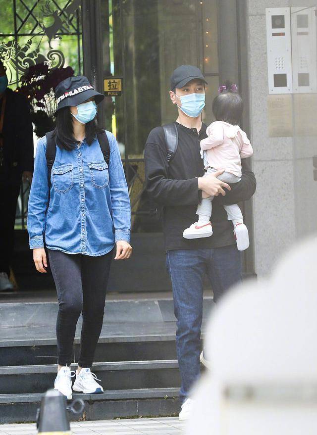 黑色 40岁高圆圆产后身材难恢复！穿牛仔衣太显水桶腰，女神惨变路人