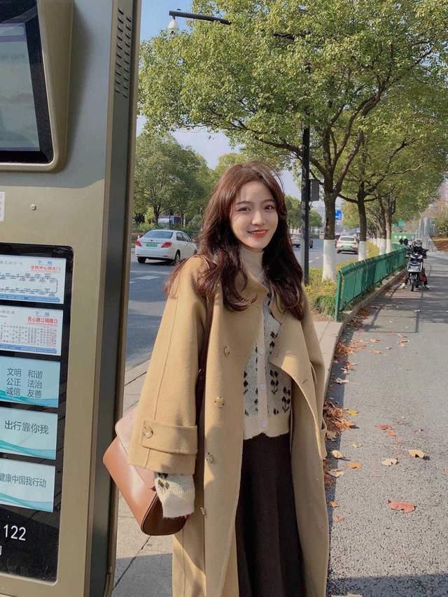 显得 25岁~30岁如何穿可甜可咸？针织开衫搭配短裤或半身裙，高级洋气