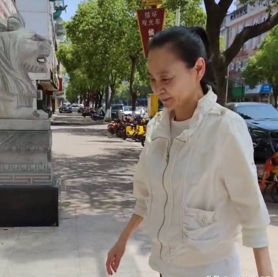 显得 刘雪华上节目穿的时髦，但私下就是老人打扮，十年独居好孤单！