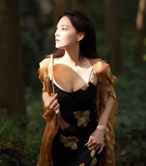 张馨予中秋写真:手拿摇扇诱惑满满,网友:李晨咋就不知道珍惜呢