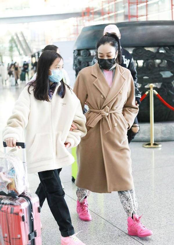 身材 钟丽缇真不显老，驼色大衣配印花裤，50岁穿得比女儿还要潮