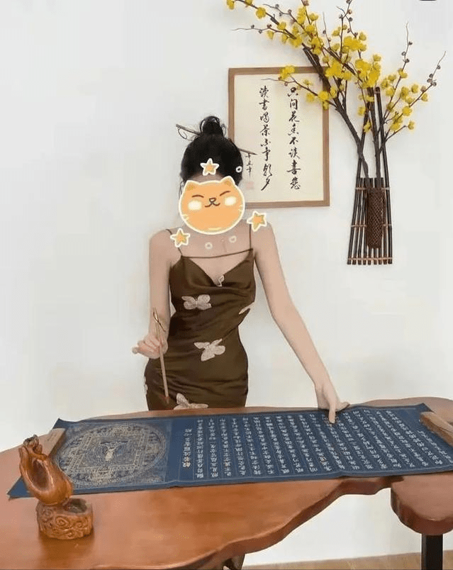 世俗 “佛媛”开山鼻祖:拜佛无香,拍照秀肩、露腿