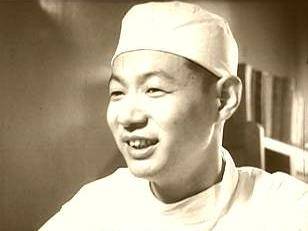 陈中伟于1929年在浙江天台的一个医学世家出生,其父亲陈宝珍是一件