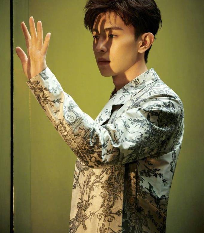 整体 邓伦丑帅？看了这组最新时尚大片后，你会发现他其实还是高冷帅