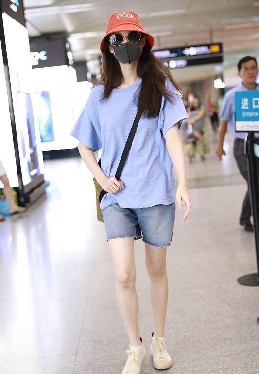 有度 倪妮是妥妥的“高级穿搭”典范,T恤配墨绿色短裤,清爽又高级