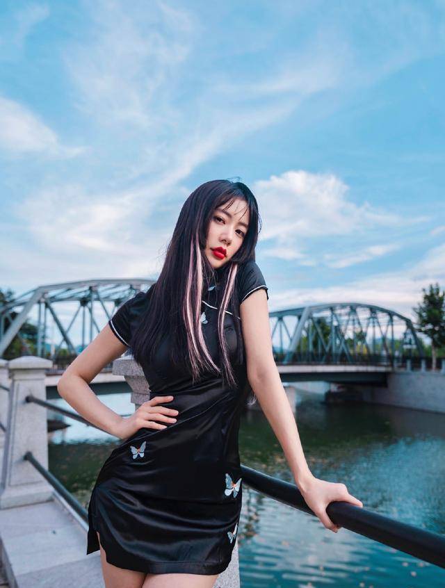 身材 “亚洲第一美”克拉拉，一袭短旗袍穿出尤物身材，凹凸曲线藏不住