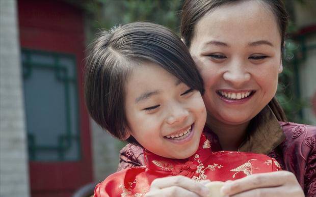 幼儿园|那些在幼儿园很受宠的宝宝，不一定是在拼父母，也可能是拼教养
