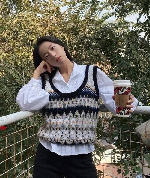 身材 唐嫣仗着模特身材乱穿衣，长款背心搭“死亡”中裤，一般人不敢试