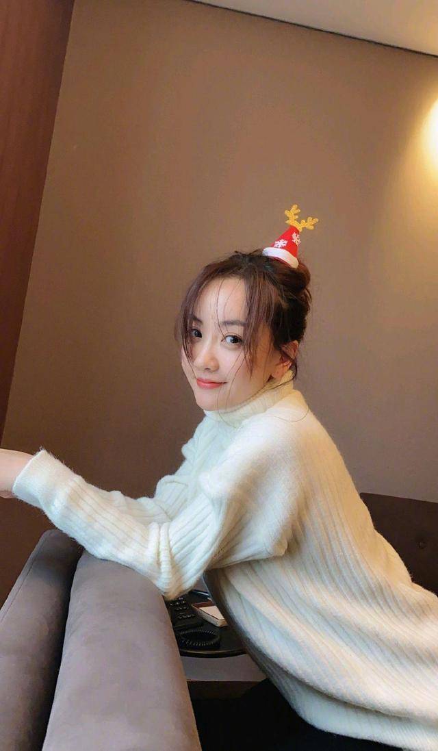 校服 杨蓉真有39岁了？穿一身天蓝色校服look俏甜美，嫩得跟19岁似的