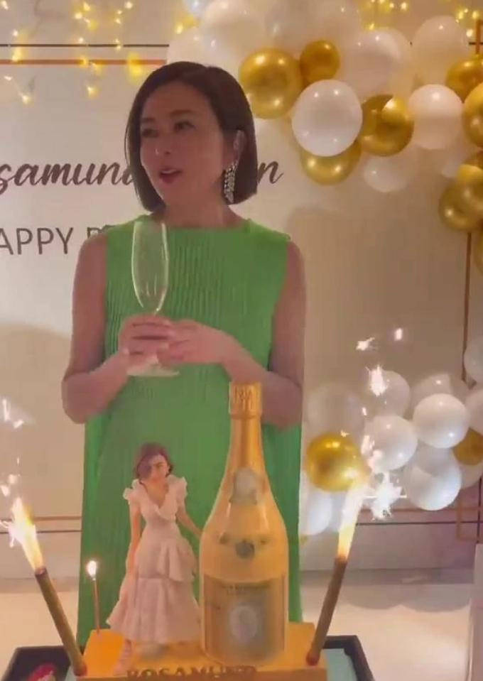 显得关之琳晒59岁庆生照，穿绿裙气质优雅，但滤镜这么重脸还是老的！