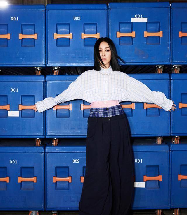 感觉 那英原来这么会穿，孔雀蓝西服套装穿成女强人，哪里像年过半百