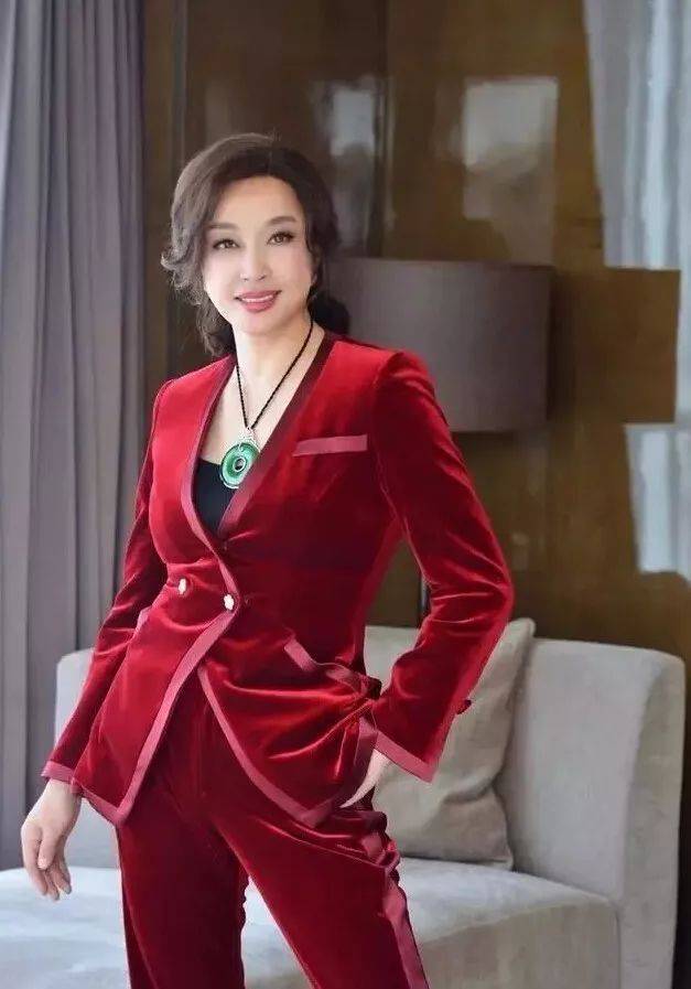 西装 刘晓庆越老越“招摇”，一身亮紫色西装华丽高级，气场确实挺强大